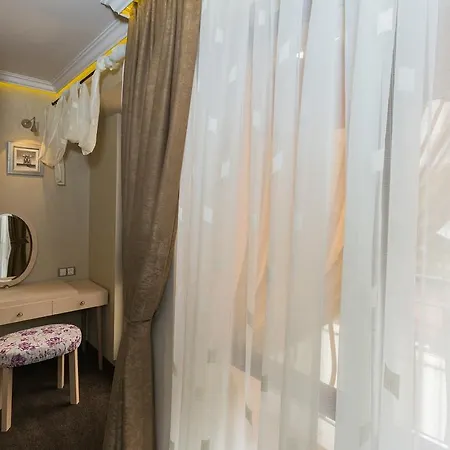 8 1/2 Art Pensión 3*