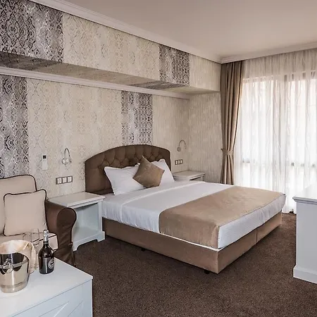 Pensión 8 1/2 Art 3*